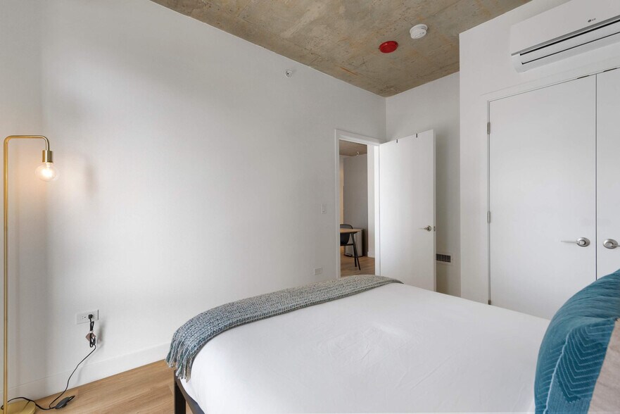 Building Photo - 853 W Blackhawk St