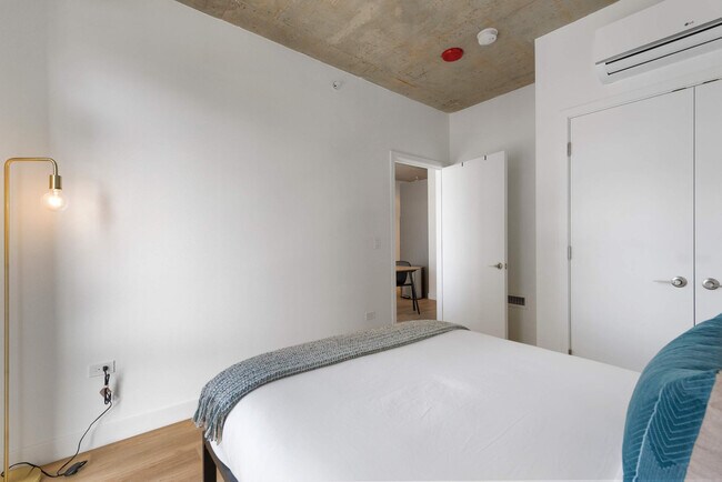 Building Photo - 853 W Blackhawk St