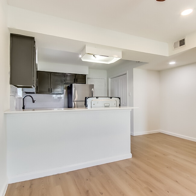 Building Photo - 408 Noble Ave