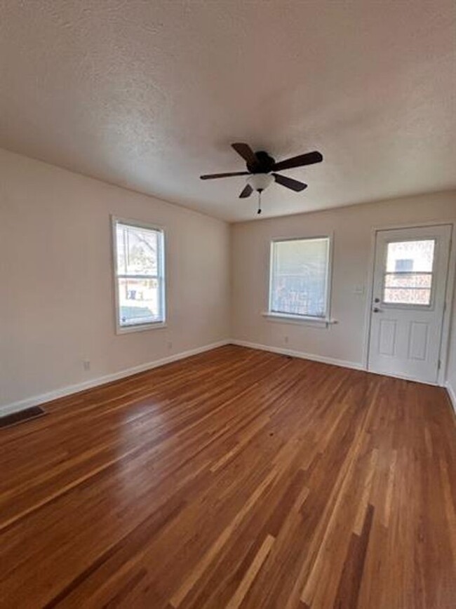 Building Photo - Single Family Home on Spokanes North Side!!