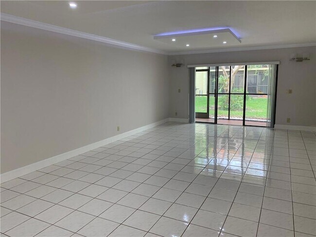 Building Photo - 434 Lakeview Dr