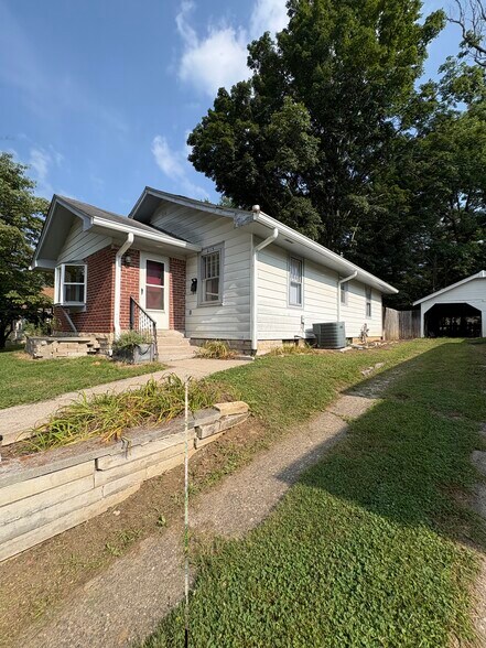 Building Photo - 215 E Vermilya Ave