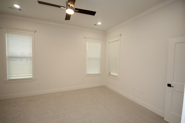 Building Photo - 1900 W Saddlebrook Ln