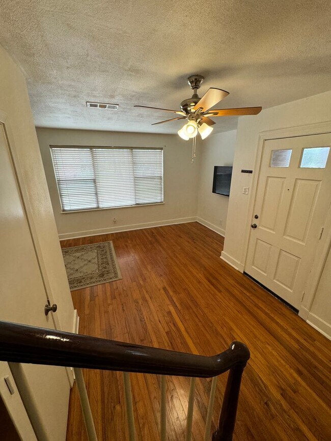 Building Photo - Available Now! The Villa Condo 3 BR Must See