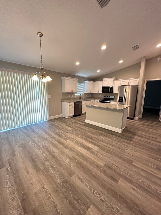 Building Photo - Silver Springs Shores