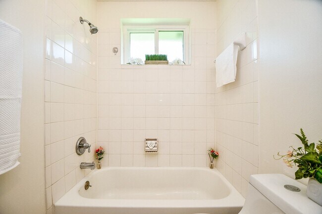 Building Photo - 16823 Cobble Ridge Dr