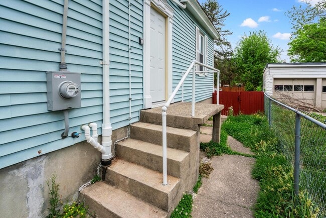 Building Photo - 2210 Busse St