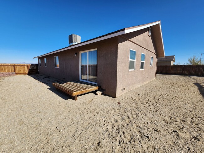 Building Photo - Gorgeous 3 Bedroom 2 Bath home