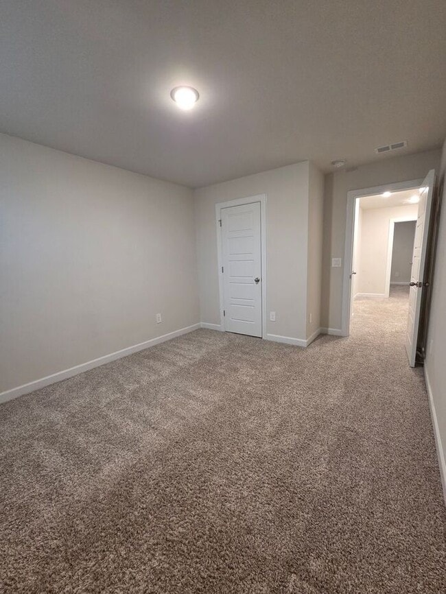 Building Photo - Beautiful and spacious! Ready for move in!