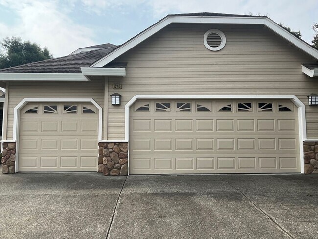 Building Photo - Large Single Level 4 Bedroom 2 Bathroom Home located in Northeast Rohnert Park