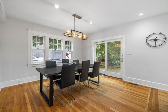 Building Photo - *Beautifully Updated & Spacious 4BD/3.5BA ...