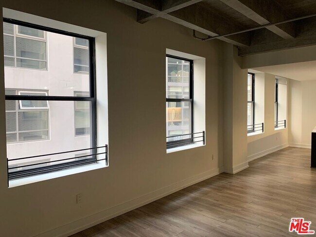 Building Photo - 727 W 7th St