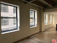 Building Photo - 727 W 7th St