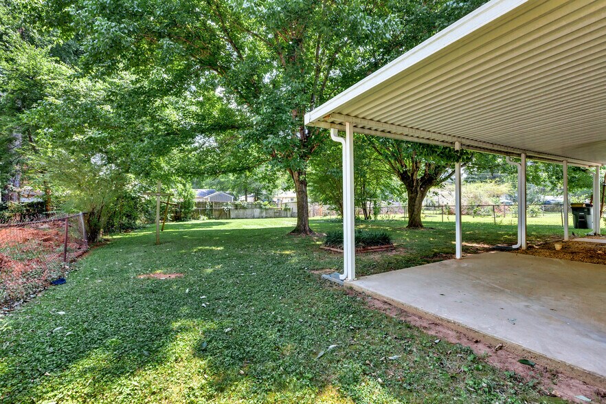 Building Photo - 1018 Fairway Dr NW