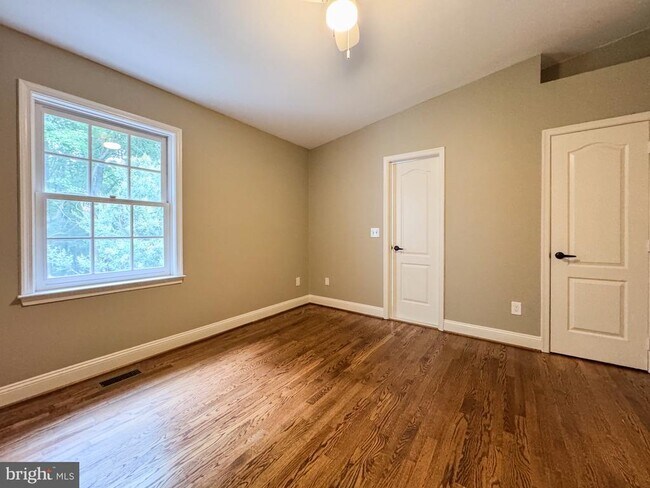 Building Photo - 3906 Valley Ridge Dr