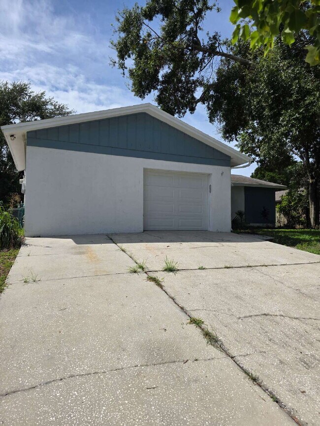 Building Photo - 3 bedroom home in Historic Tarpon Springs