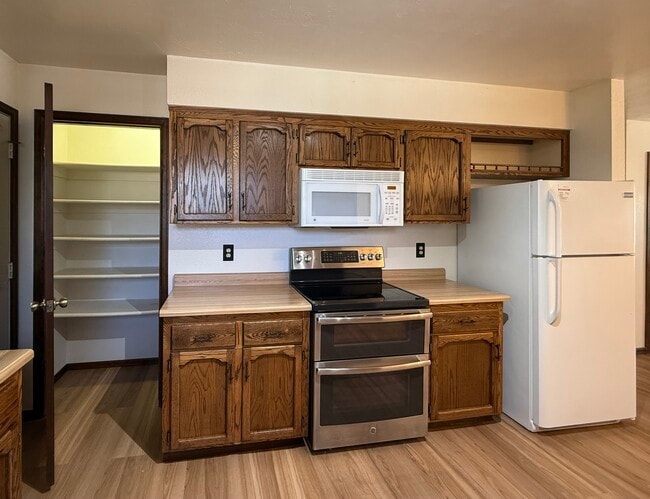 Building Photo - Green House