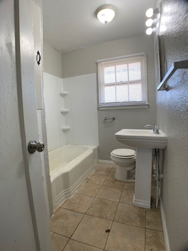 Building Photo - 3 Bed Home
