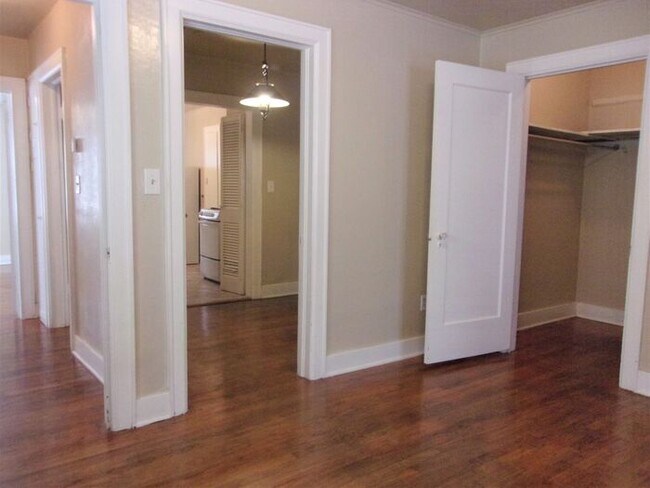 Building Photo - Remodeled 1 BED 1 BATH DUPLEX MIILER'S BLVD HISTORIC DISTRICT