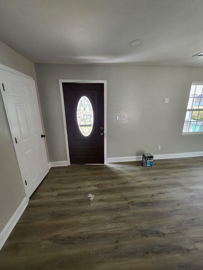 Building Photo - Remodeled 3BR home minutes from Uptown Cha...