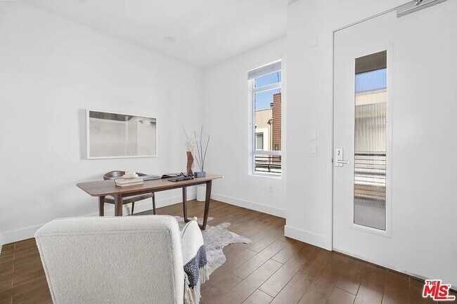 Building Photo - Beautiful Playa Vista Home With In Unit La...