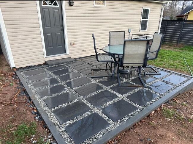 Building Photo - 2BR w/ Driveway & W/D Hookups near Uptown Charlotte