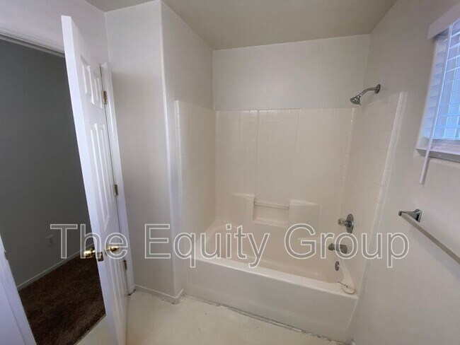 Building Photo - 3848 E Oak Ave