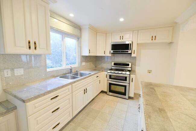 Building Photo - 242 W Mariposa