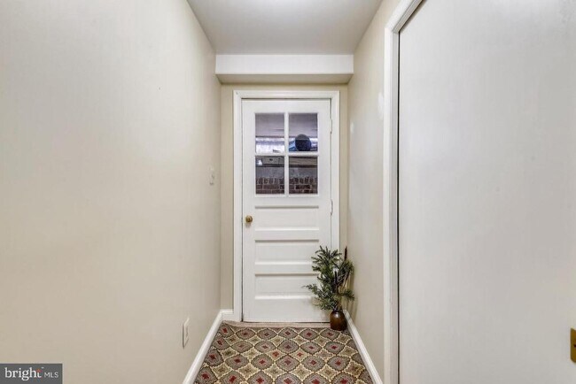 Building Photo - 1727 Oakcrest Dr