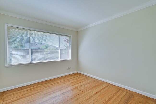Building Photo - Charming & Refreshed Well-Maintained 4 Bed...