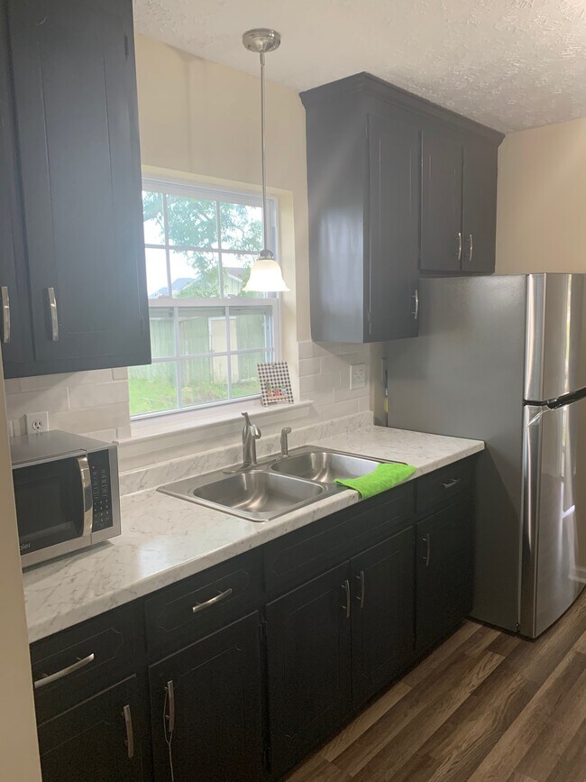 Building Photo - 145 Sally Hill Cir