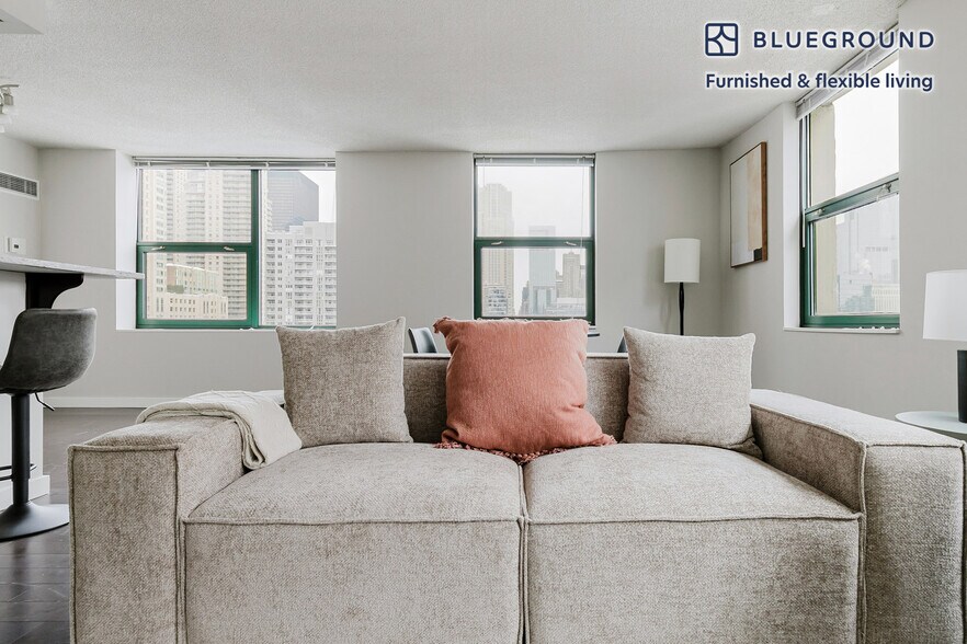 Building Photo - 77 W Huron St