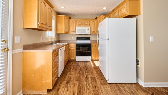 Building Photo - Reduced Rent and Special: 2BR, 1 1/2 BA condo, upstairs unit. Special: $400 off the first month f...