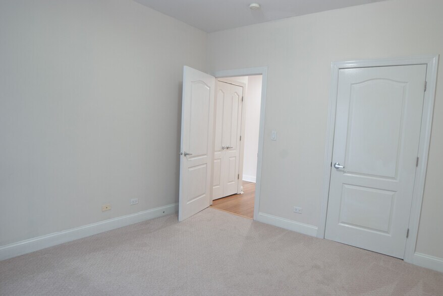 Building Photo - 4953 Oakton St