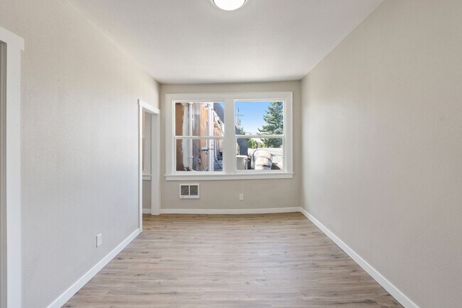 Building Photo - Fully Renovated Studio - Near PDX Airport - MUST SEE!