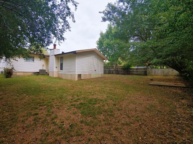 Building Photo - 10005 Raymond Dr