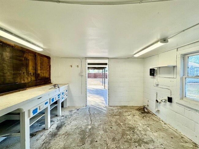 Building Photo - 1601 E Maple Ave