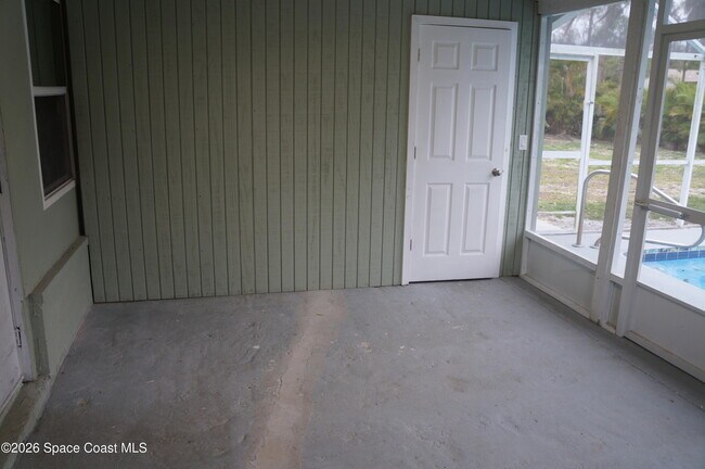 Building Photo - 483 Church St