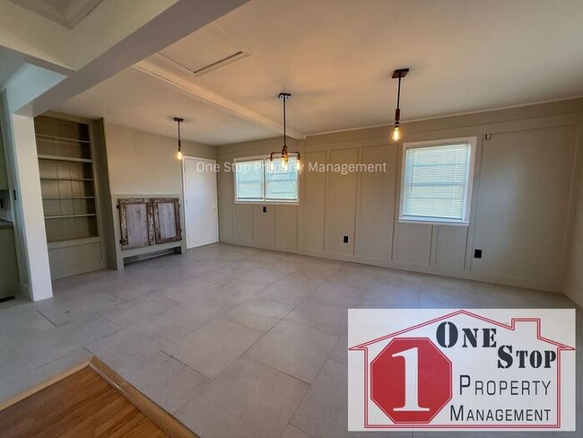 Building Photo - Gorgeous 4 Bedroom, 2 Bathroom in Grandview!