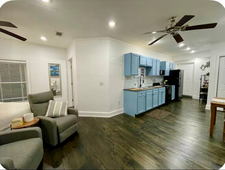 Building Photo - 663 W Sunset Dr