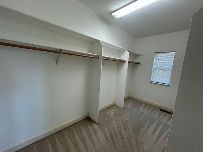 Building Photo - Great location! Beautiful 3 Bedroom Home