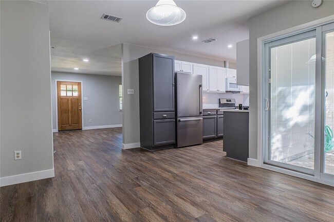 Building Photo - 9014 Slayton Dr