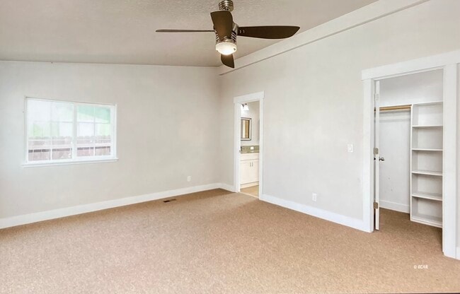 Building Photo - 2115 Villa Dr