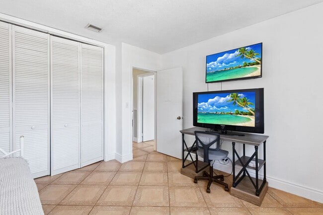 Building Photo - Beautiful Rustic Contemporary Duplex in Cu...