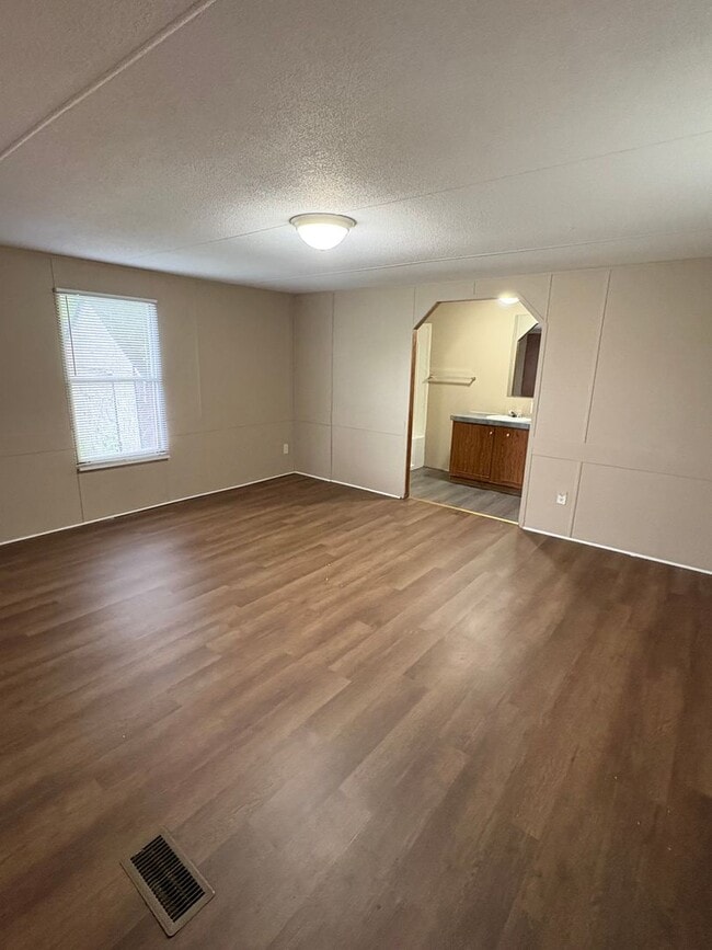 Building Photo - Spacious 3 Bedroom In Yorktowne