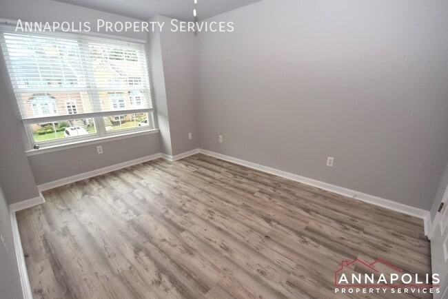 Building Photo - 544 Francis Nicholson Way