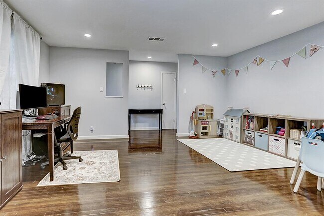 Building Photo - 9607 Bundy Ln