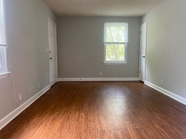 Building Photo - Amazing 2BR/1BA East Nashville Duplex!