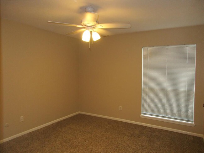 Building Photo - 17331 Red Oak Dr