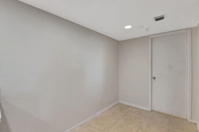 Building Photo - 950 Lavers Cir